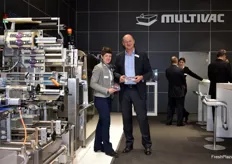 Julia Brüren und Hans Schalkwijk präsentieren den hochmodernen Traysealer G700. Die neueste Anlage aus dem Multivac-Katalog wird zum Labelling u.a. von Fertiggerichten und Beerenfrüchten verwendet.